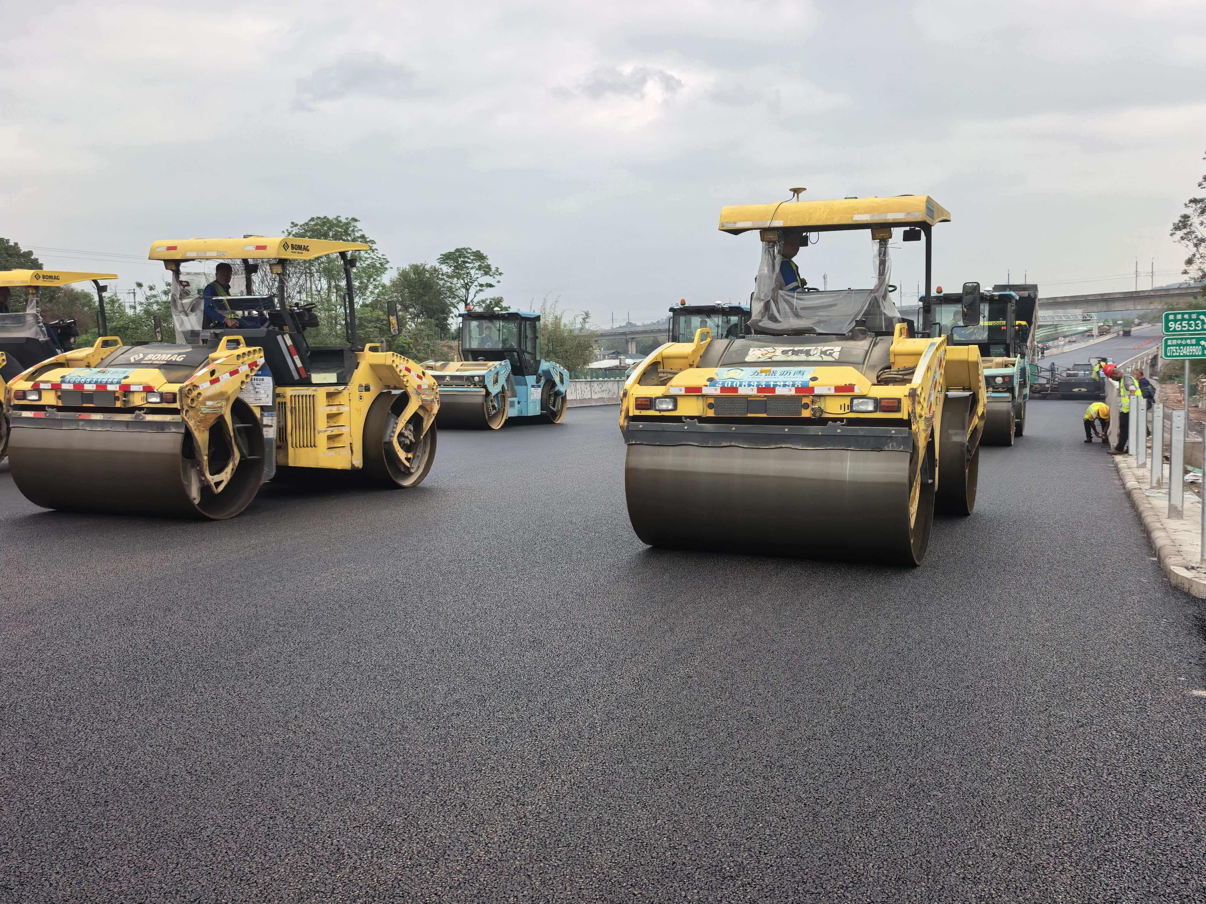 高速公路沥青摊铺施工